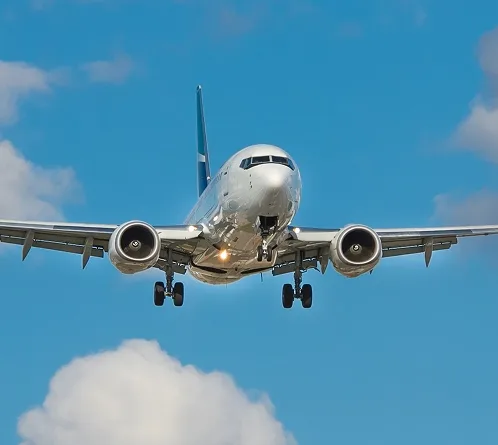 Avión de pasajeros en aproximación final con el tren de aterrizaje desplegado