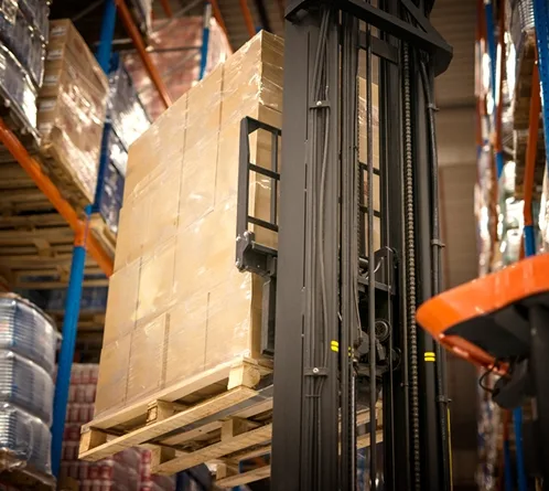 Interior de un almacén con estanterías cargadas de mercadería