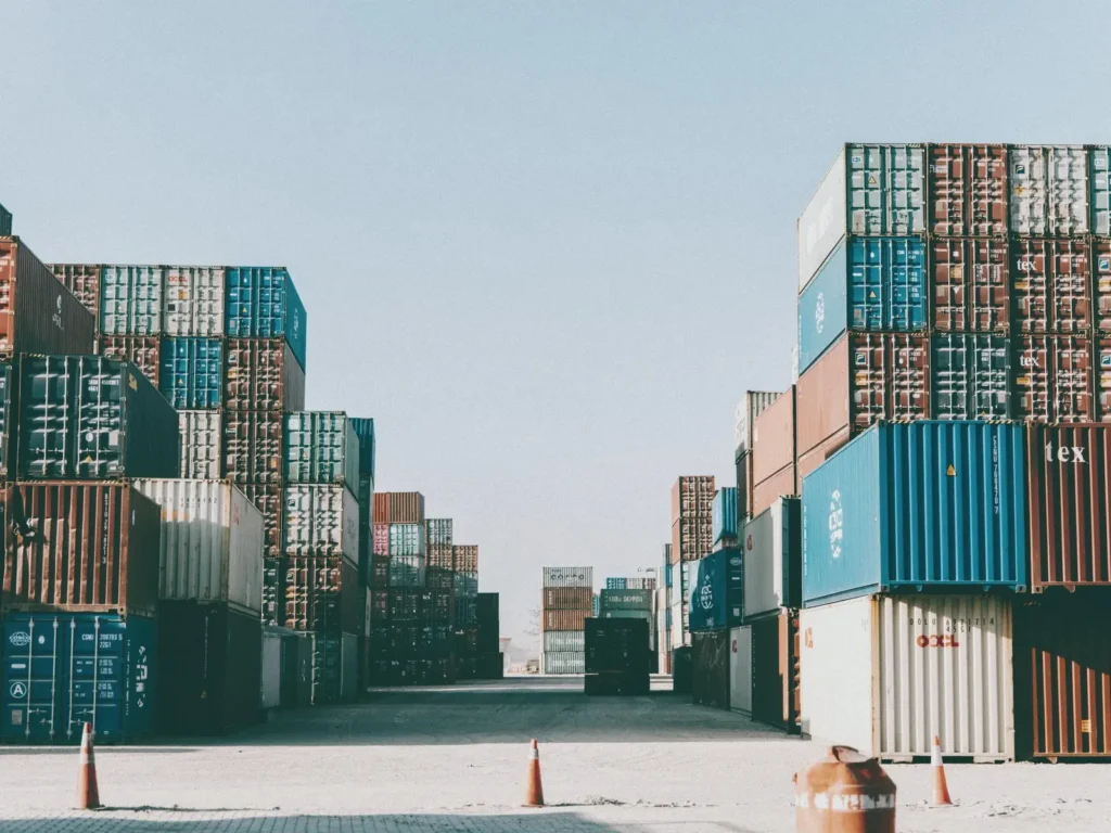 Calle entre pilas de contenedores en una terminal portuaria